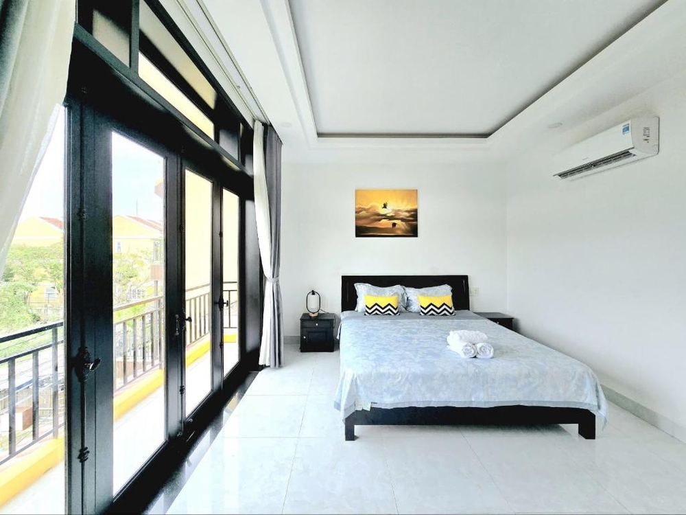Flamingo Villa Homestay - Big Rooms with Balcony - Close to Hoi An Old Town 200m & Temple Bridge - Large Outside Pool for Sun Bathing