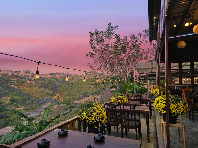 Tiệm Gà Lưng Chừng Đồi - ảnh 2