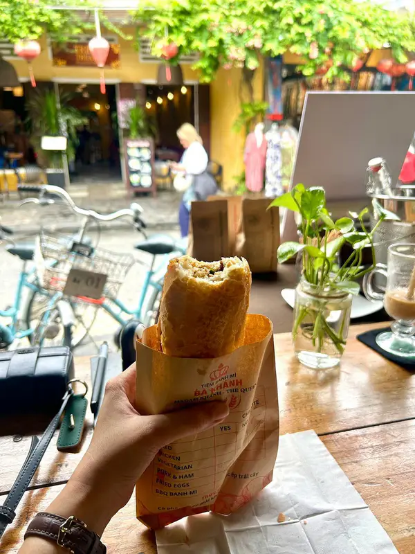 Madam Khánh - The Bánh Mì Queen - ảnh 3