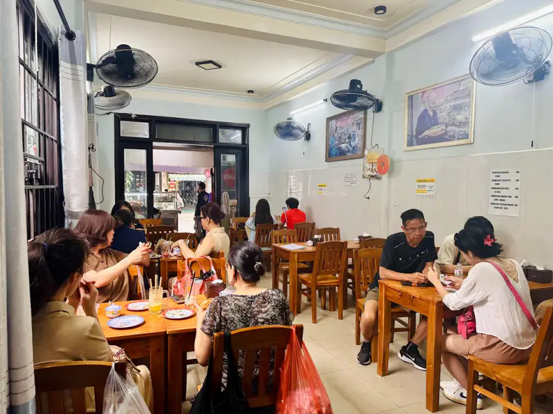 Madam Khánh - The Bánh Mì Queen - ảnh 5