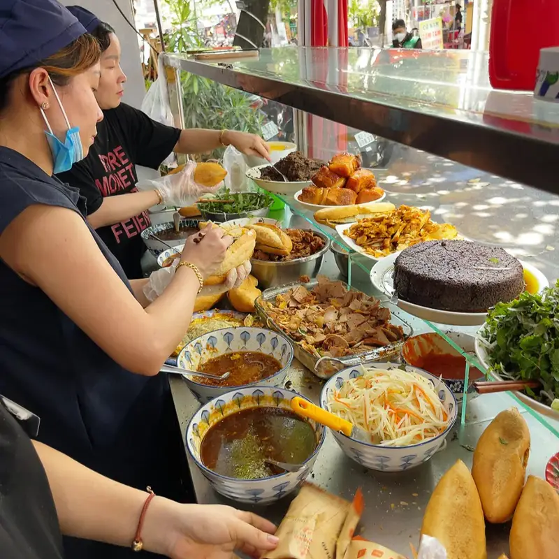 Madam Khánh - The Bánh Mì Queen - ảnh 4