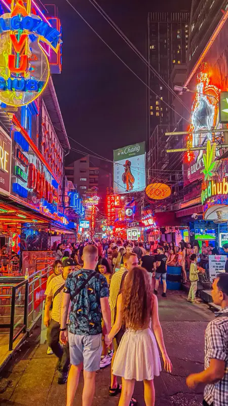 Soi Cowboy - Điểm hẹn sắc màu của Bangkok - ảnh 4