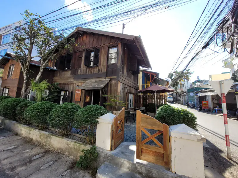 Tiệm Cà Phê Ô Cửa Mùa Đông - ảnh 2