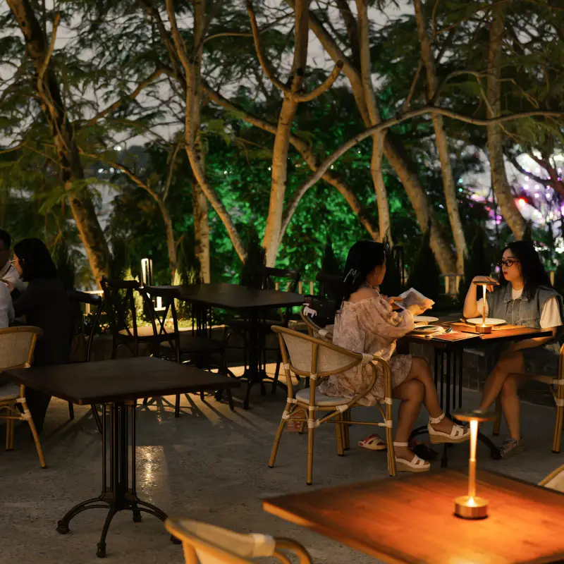 Bến Trăng Café & Bistro - ảnh 3