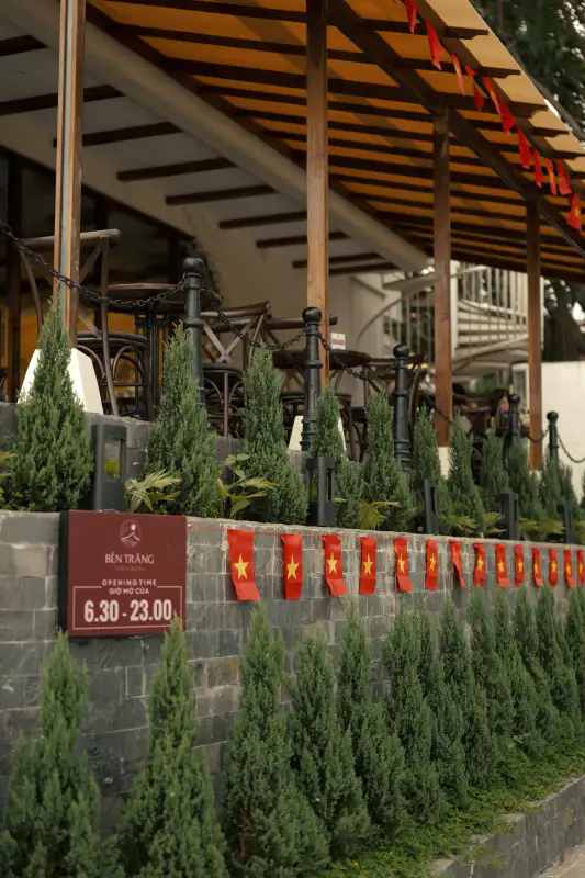 Bến Trăng Café & Bistro - ảnh 5