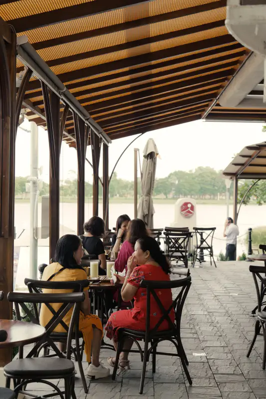 Bến Trăng Café & Bistro - ảnh 9