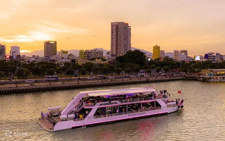 Thưởng Thức Ẩm Thực Trên Du Thuyền Poseidon Đà Nẵng 1