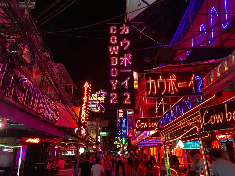 Soi Cowboy - Điểm hẹn sắc màu của Bangkok - ảnh 6