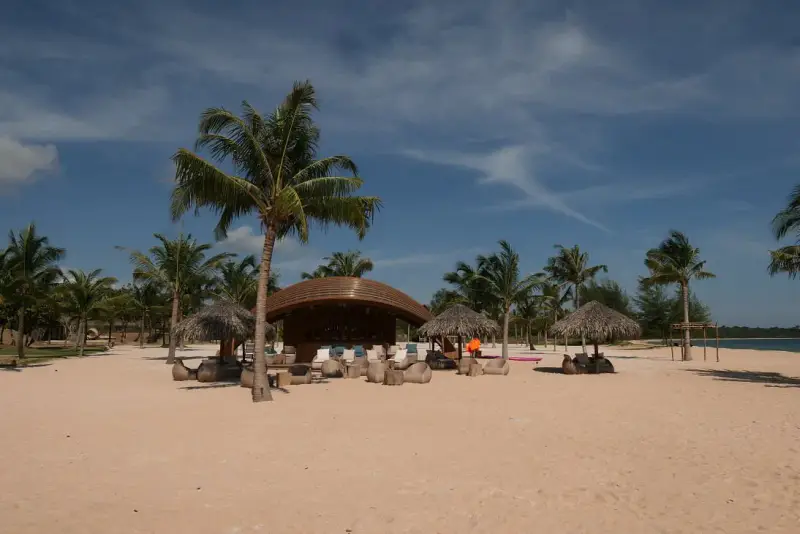 Bãi biển Vũng Bầu - ảnh 4