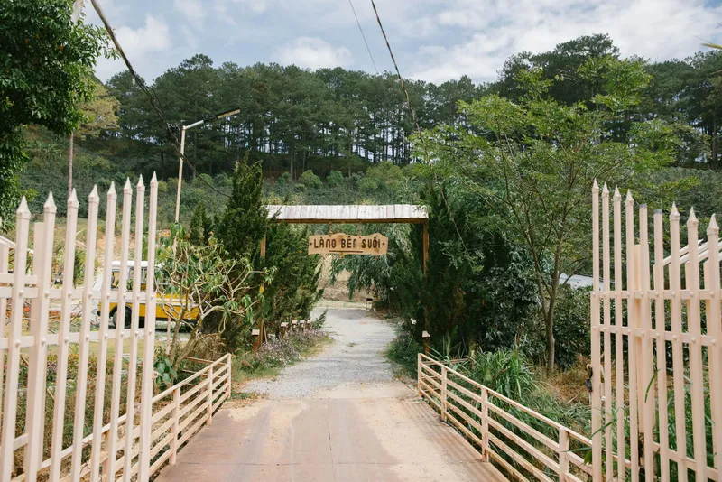 Làng Bên Suối